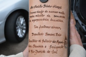 Detalhe da gravação em couro feita na mateira, mimo dado pelo secretário da Agricultura, Ernani Polo, ao ministro da pasta, Blairo Maggi