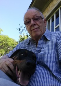 Cachorro dobermann chamado  Thor, na foto com o colunista Fernando Albrecht,  morre aos 10 anos 