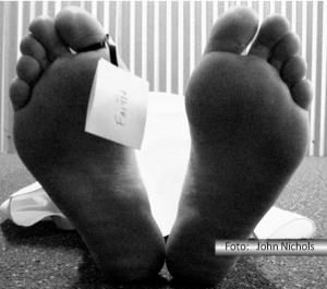 Pés de um cadáver com uma etiqueta pendurada 