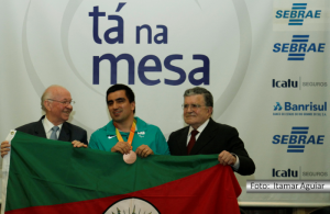 fernando-albrecht-fala-sobre-o-ta-na-mesa