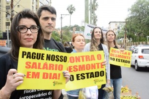Servidores estaduais fazem manifestação contra o parcelamento de salários 
