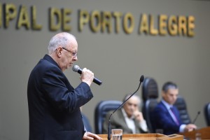 Fernando Albrecht discursa no PLenário da Câmara de Vereadores ao receber o título de cidadão de Porto Alegre 