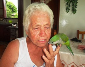 Dona Eva com o periquito Ico 