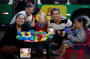 Vizinhança na calçada contra o crime Foto: JOão Mattos