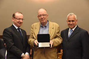 comenda fernando albrecht recebendo