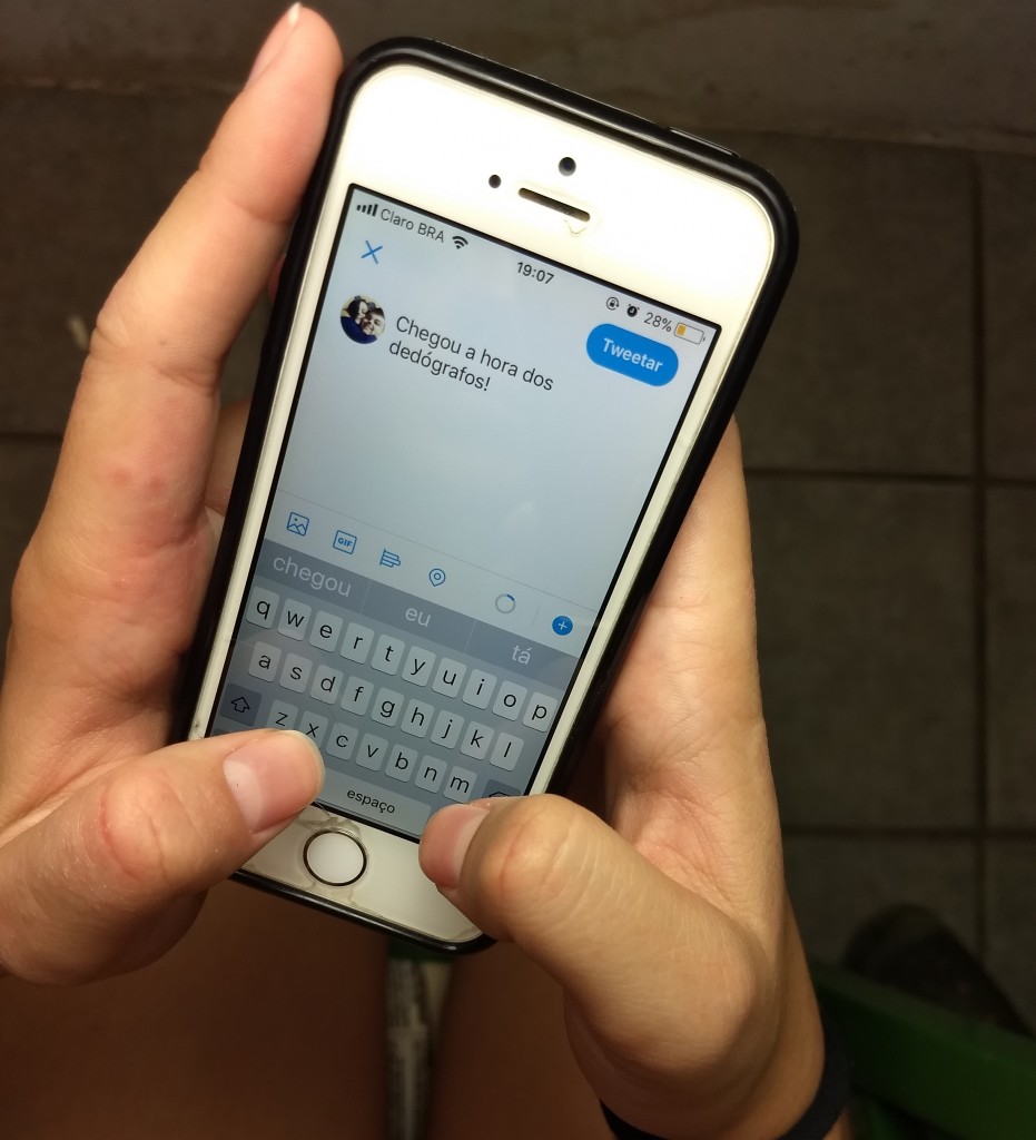 dedos digitando em smartphone