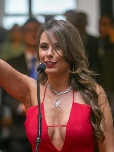 deputada-paulinha-julgada-pelo-decote-usado-em-sua-posse-na-assembleia-legislativa-de-santa-catarina-1549465938313_v2_450x600