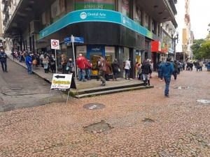 fernando albrecht fotografa fila enorme no centro de porto alegre