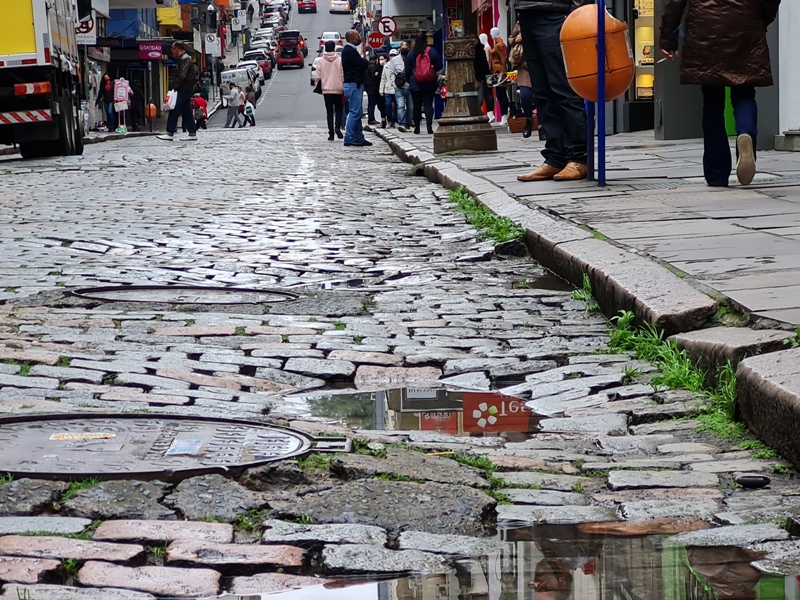 Rua da Praia com o calcamento destruído pela falta de capricho