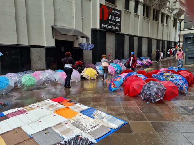 dias de chuva os guarda-chuvas aparecem no centro foto de fernando albrecht