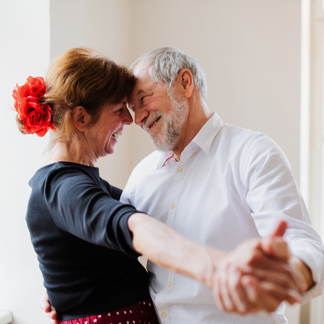 casal dança de rosto colado