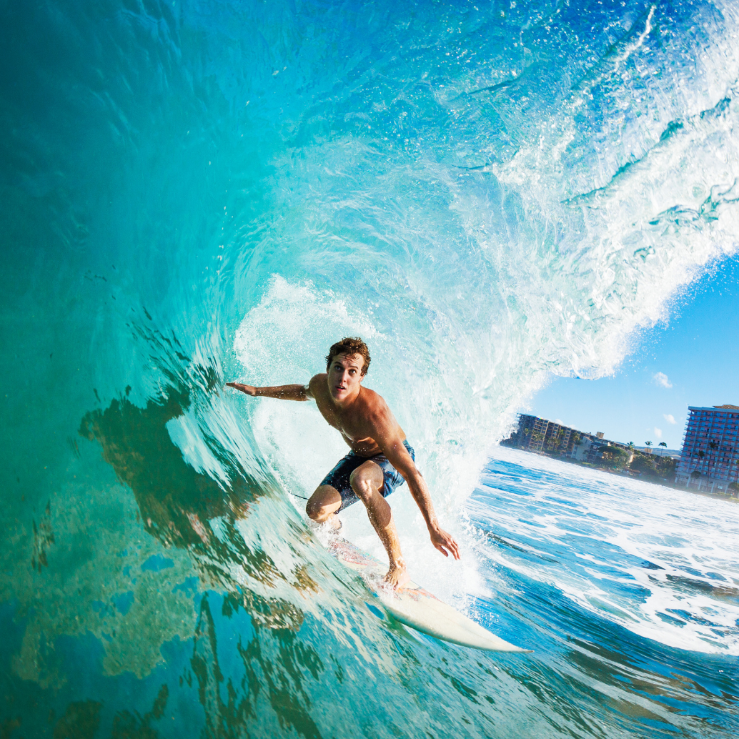 homem surfando uma onda